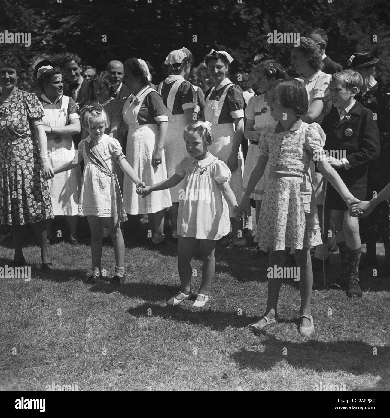 Principessa di compleanno Irene. Reportage del giardino dei bambini festa Palazzo Soestdijk compleanno principessa Irene. Reportage dei bambini giardino partito palazzo soestdijk Data: 4 agosto 1945 Parole Chiave: Casa reale, seconda guerra mondiale Nome istituzione: Paleis Soestdijk Foto Stock