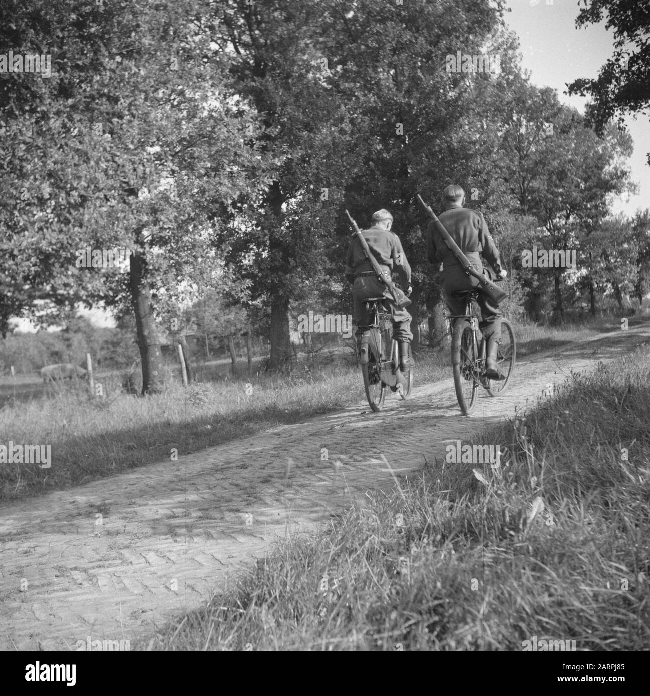 Zona di confine tedesco-olandese Due soldati armati su biciclette Annotazione: Truppe di confine Delle Forze armate Nazionali. Le armi che portano sulle spalle sono di origine tedesca Data: 1945 Foto Stock