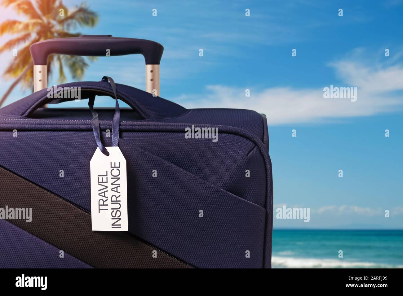 Valigia blu con etichetta Travel Insurance Foto Stock