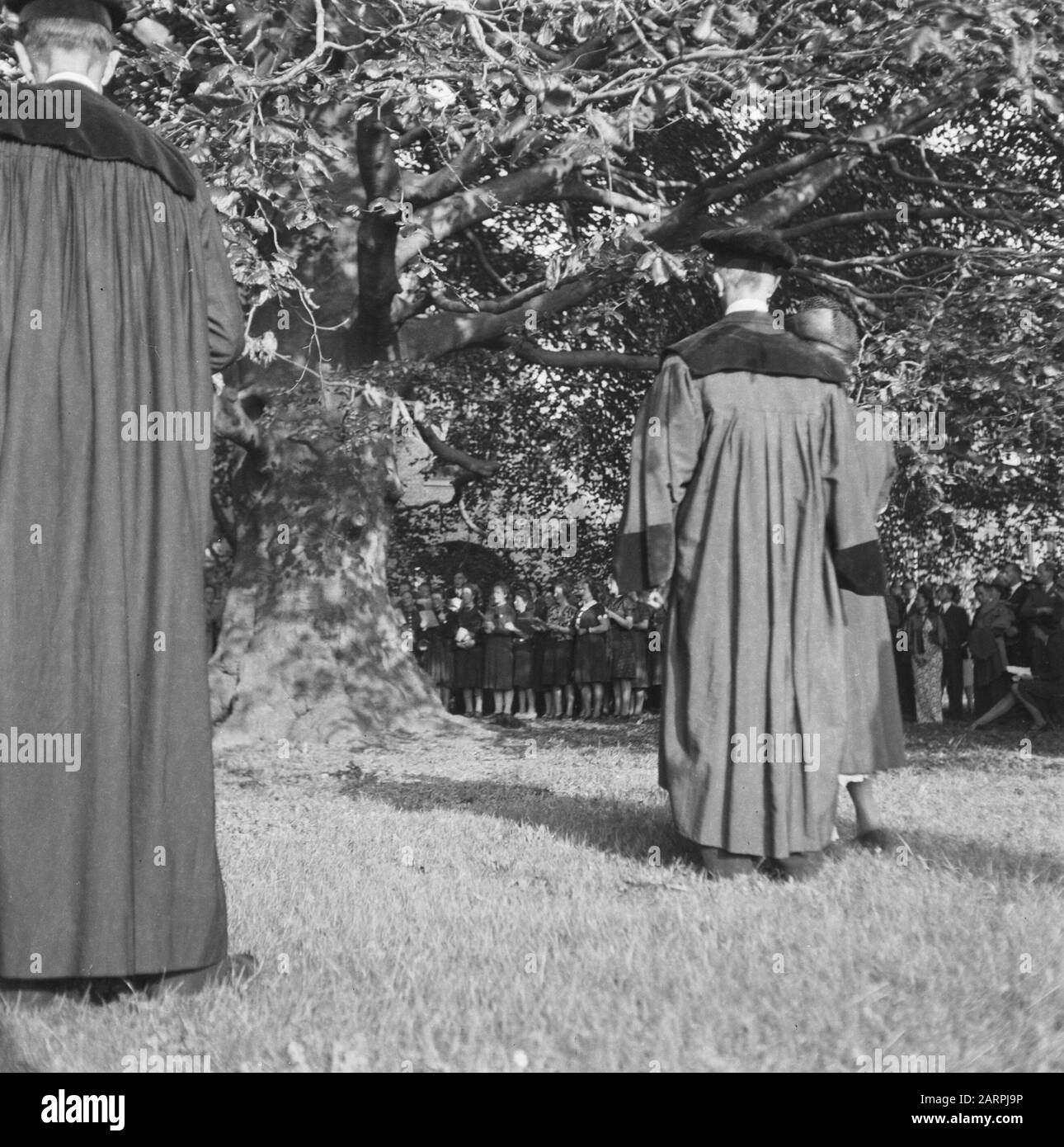 Lurstrum dell'Università di Leiden e delle cerimonie di riapertura Nel coro femminile Hortus canta mentre i professori ascoltano un faggi Data: 17 settembre 1945 luogo: Leiden, South Holland Parole Chiave: Istruzione, università Nome dell'istituto: Leiden University Foto Stock