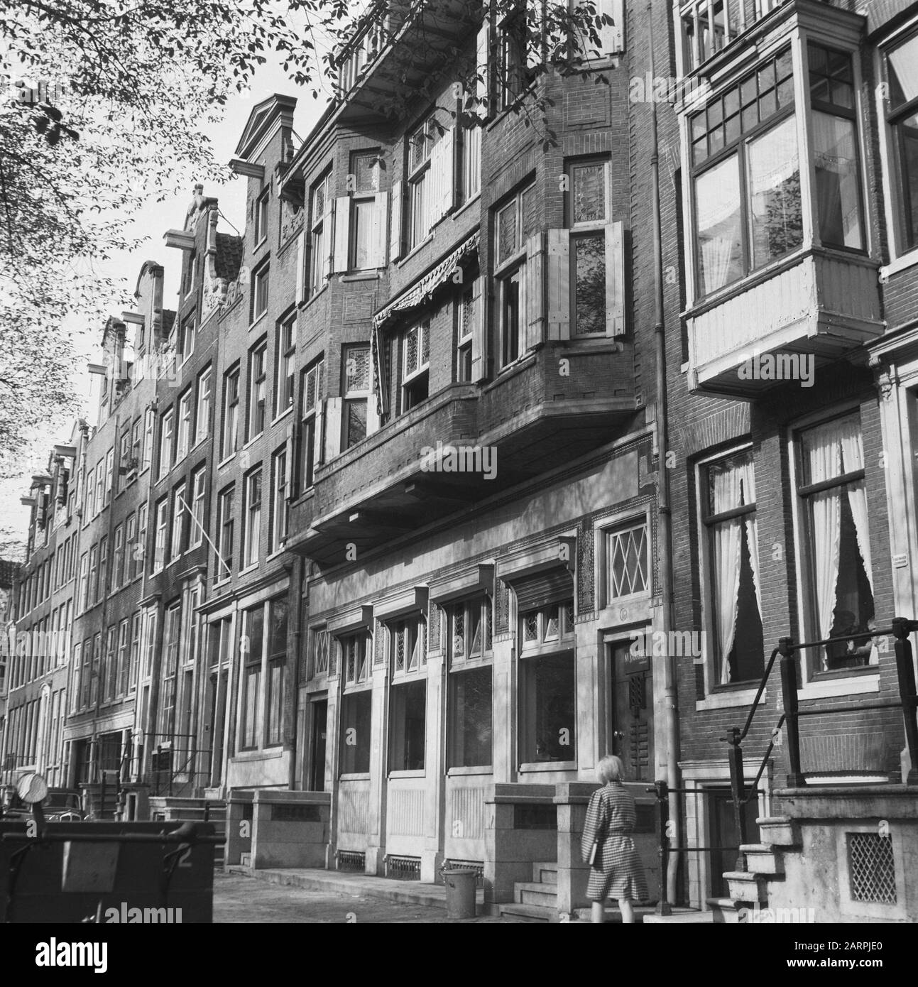 Annotazione Canal Houses: Alla porta del centro, più moderno, costruire un segno con iscrizione N.V. Radiatori Data: 1945 Luogo: Amsterdam Parole Chiave: Casa Foto Stock