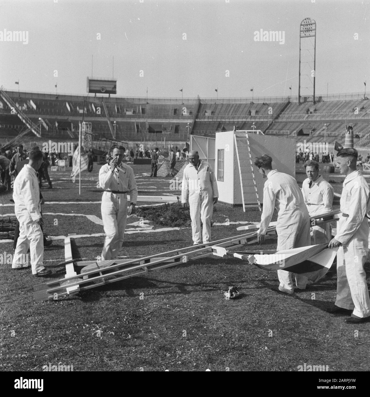 Prove generali per il gioco della Liberazione, che si terranno il 4 e 6 maggio 1946 alle prove generali dello Stadio Olimpico per il gioco della Liberazione, che si terranno il 4 e 6 maggio 1946 nello Stadio Olimpico di Amsterdam Data: 3 maggio 1946 luogo: Parole Chiave di Amsterdam: Open Air Theatre, prove Institution name: Olympic Stadium Foto Stock