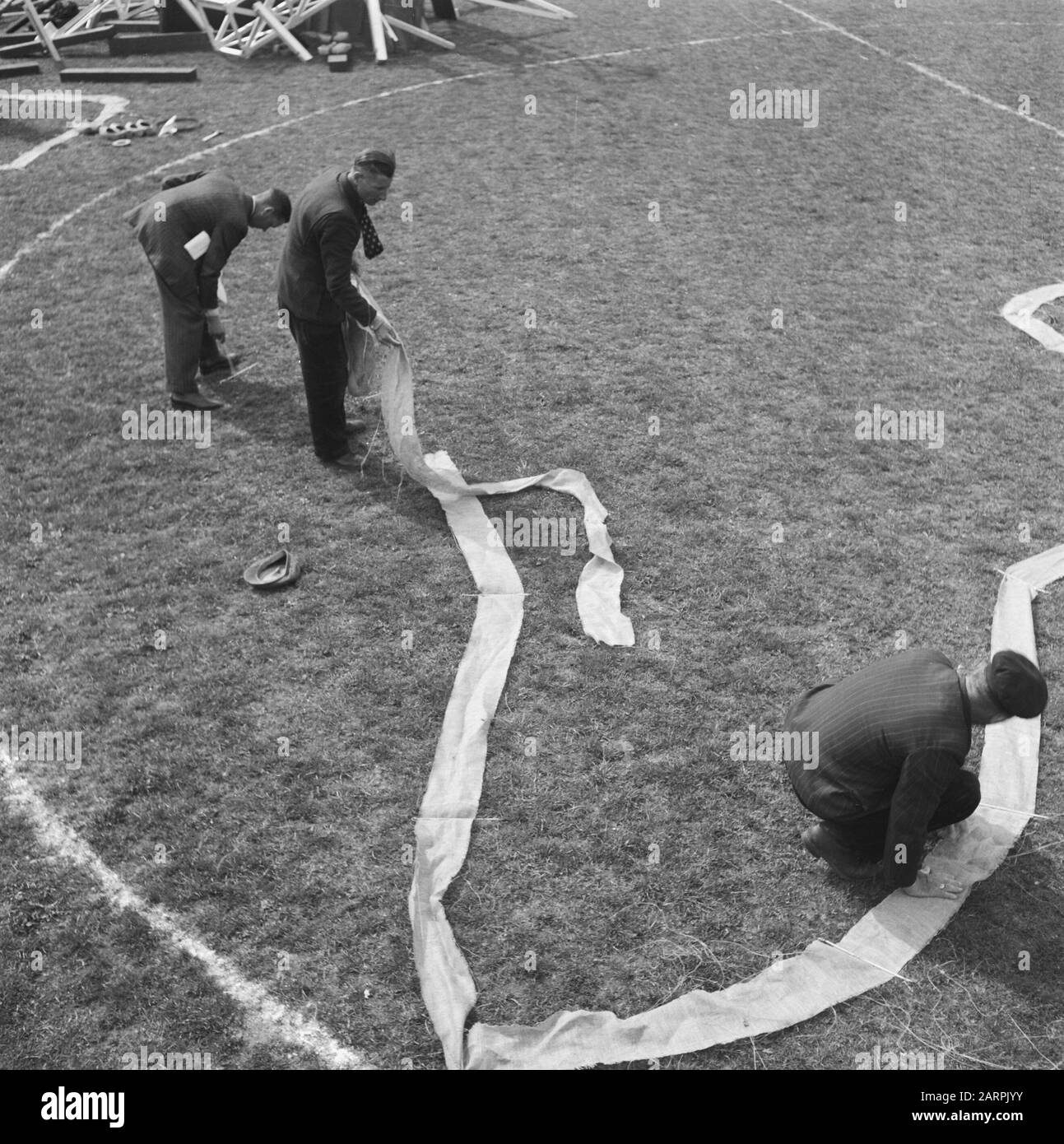 Prove generali per il gioco della Liberazione, che si terranno il 4 e 6 maggio 1946 alle prove generali dello Stadio Olimpico per il gioco della Liberazione, che si terranno il 4 e 6 maggio 1946 nello Stadio Olimpico Data: 2 maggio 1946 luogo: Amsterdam Parole Chiave: teatro all'aperto Foto Stock