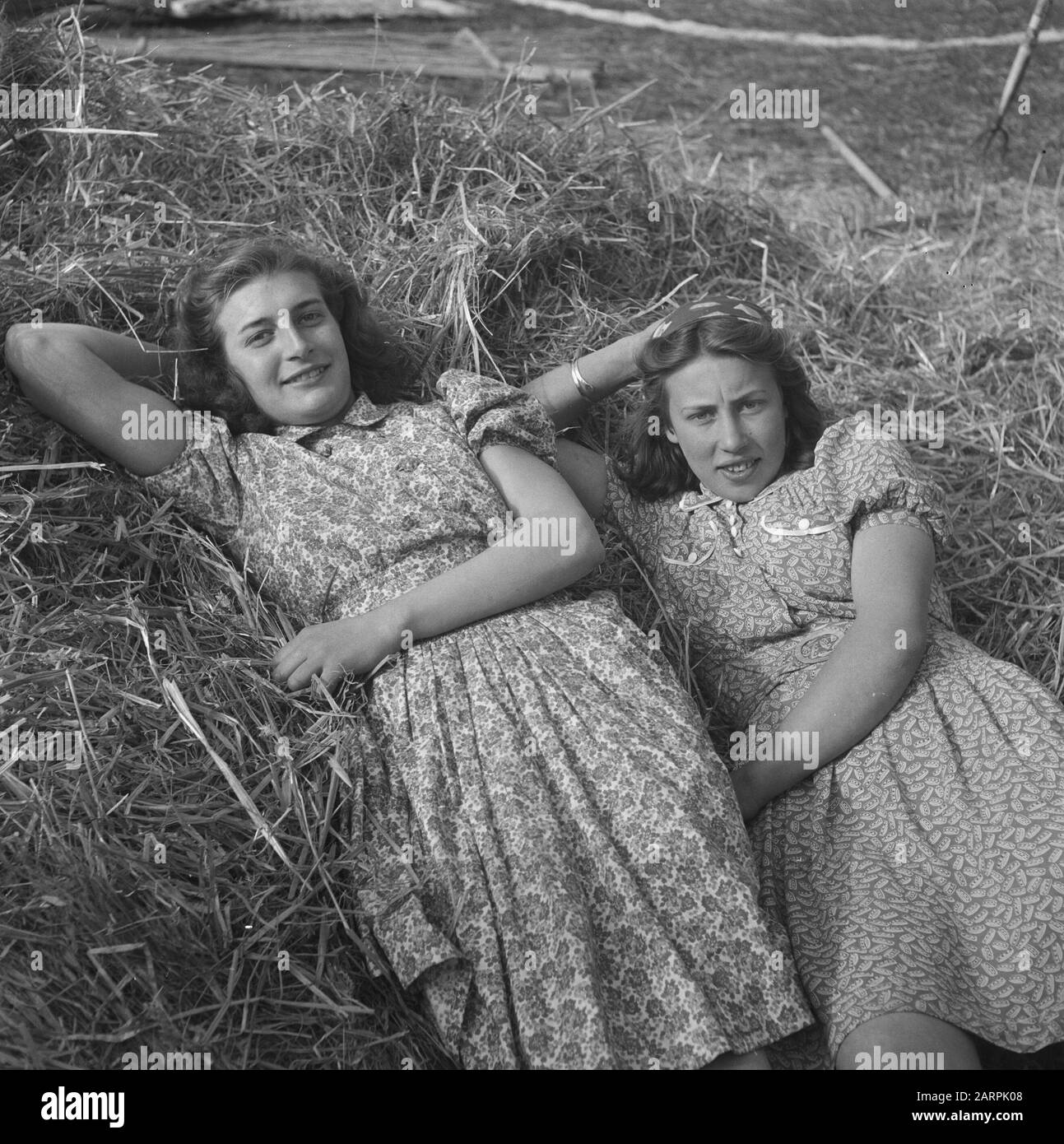 Prove generali per il gioco della Liberazione, che si terranno il 4 e 6 maggio 1946 alle prove generali dello Stadio Olimpico per il gioco della Liberazione, che si terranno il 4 e 6 maggio 1946 nello Stadio Olimpico di Amsterdam Annotazione: Due ragazze in un mucchio di fieno Data: 3 maggio 1946 luogo: Amsterdam Parole Chiave: Teatro all'aperto, prove Nome dell'istituzione: Olympic Stadium Foto Stock