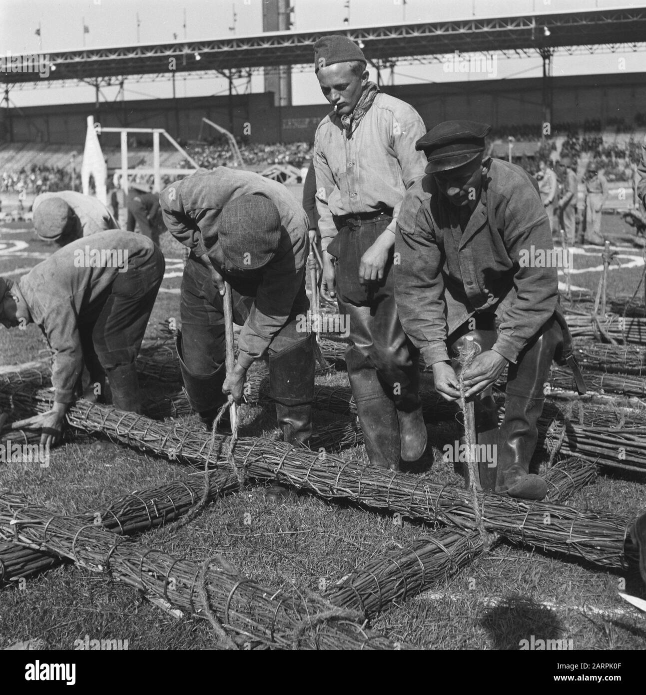 Prove generali per il gioco della Liberazione, che si terranno il 4 e 6 maggio 1946 alle prove generali dello Stadio Olimpico per il gioco della Liberazione, che si terranno il 4 e 6 maggio 1946 nello Stadio Olimpico di Amsterdam Annotazione: Reed Flesters Data: 3 maggio 1946 Ubicazione: Amsterdam Parole Chiave: Teatro all'aperto, prove Nome dell'istituzione: Stadio Olimpico Foto Stock