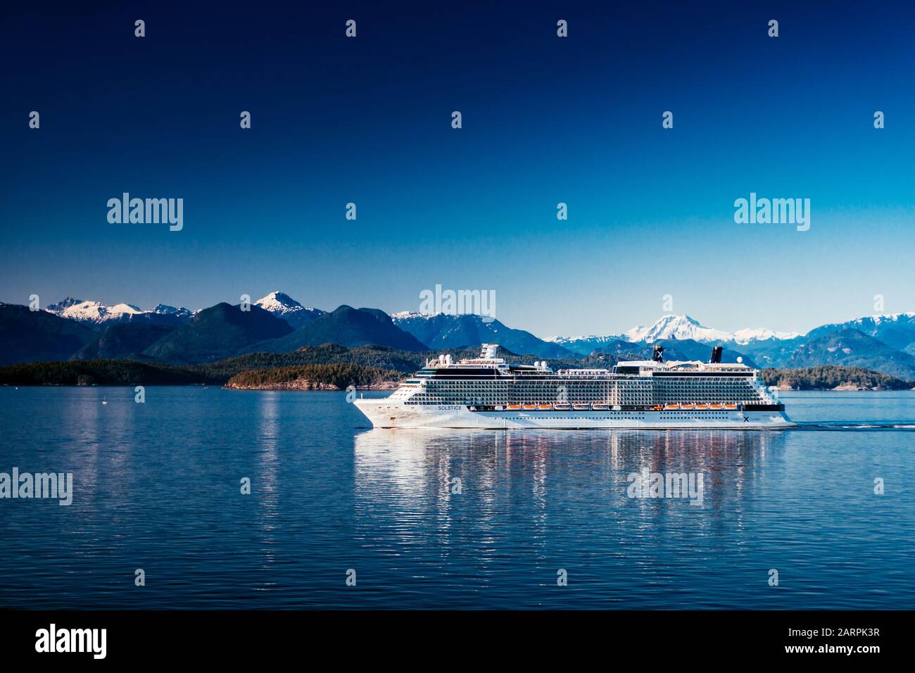Vancouver, Canada - 17 maggio 2019: Il celebre Solstice parte dalla Vancouver British Columbia. Questa è una crociera in Alaska. Grande nave e cime di neve. Foto Stock