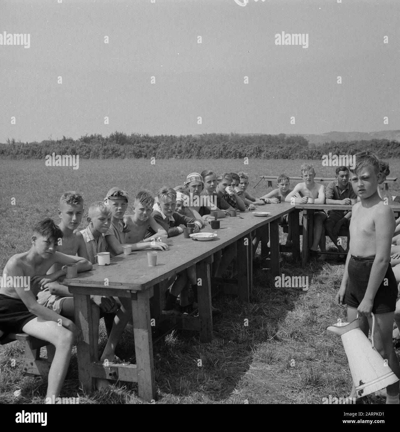 Camp VCJC a Renesse (Zelanda). Gruppo al tavolo bevande caffè ragazzi Data: 26 luglio 1948 luogo: Renesse, Schouwen-Duiveland, Zeeland Parole Chiave: Ragazzi, campi Foto Stock Camp VCJC a Renesse (Zelanda). Gruppo al tavolo bevande caffè ragazzi Data: 26 luglio 1948 luogo: Renesse, Schouwen-Duiveland, Zeeland Parole Chiave: Ragazzi, campi Foto Stock