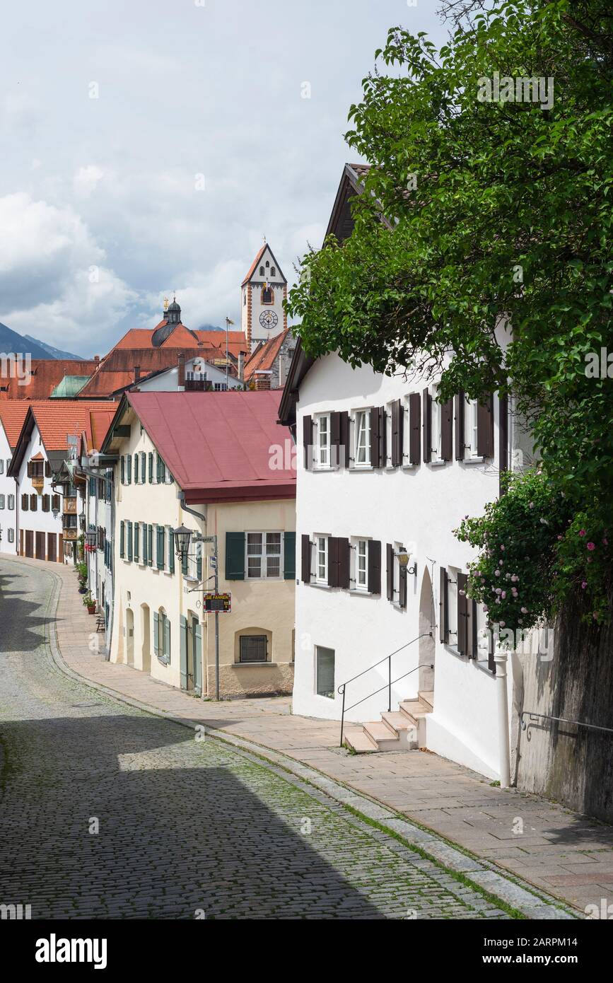 Vicolo lastricato con case in stile alpino tradizionale nel centro storico di Füssen, Allgäu, Baviera, Germania Foto Stock