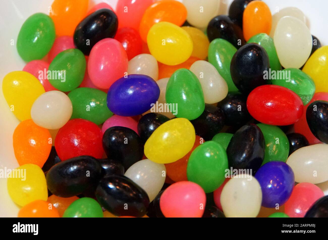 Un mazzo di caramelle colorate di gelatina a forma di uovo Foto Stock