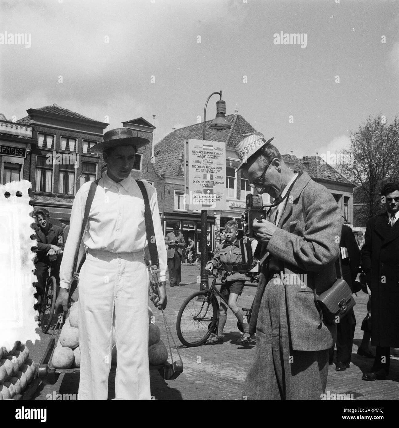 Mercato del formaggio serie Alkmaar. Vettore di formaggio e fotografo Data: 25 aprile 1952 Località: Alkmaar, Noord-Holland Parole Chiave: Fotografi, mercati del formaggio Foto Stock