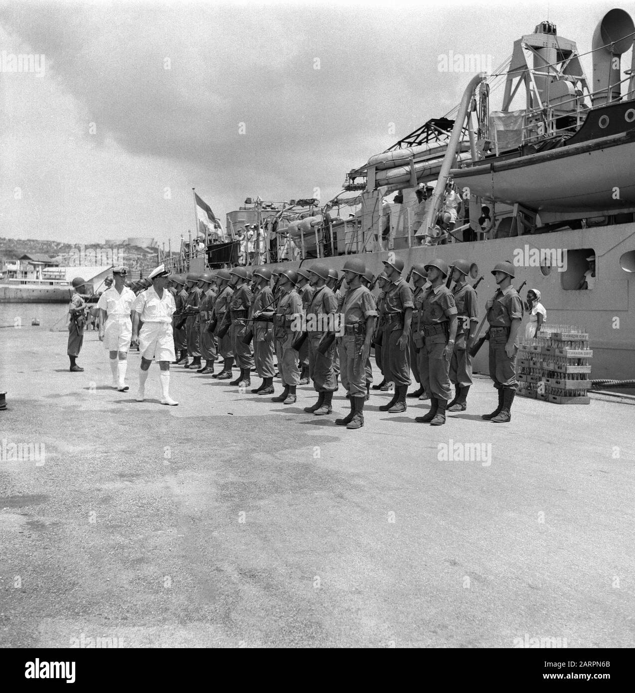 Partenza da Willem van der Zaan da Curacao per viaggiare in tutto il mondo. Comandante di Willem van der Zaan ispeziona con ufficiale atterraggio visione Data: 19 Giugno 1953 luogo: Curacao Parole Chiave: Dipartimento, comandanti, ufficiali, mondo Nome del personale: Zaan, Willem van der Fotografaf: Weesing, /Anefo Foto Stock