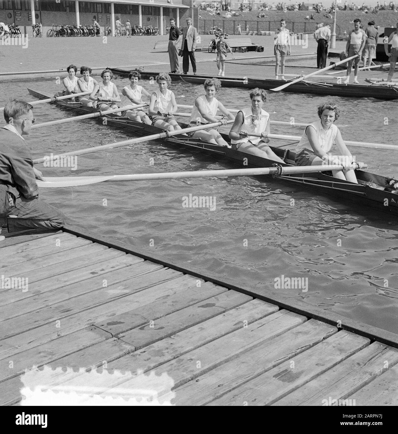 Gare di canottaggio al Bosbaan di Amsterdam. Women'S Young Acht Willem Iii Data: 5 Luglio 1953 Località: Amsterdam, Amblamse Bos, Bosbaan, Noord-Holland Parole Chiave: Canottaggio Concorsi Nome Persona: Willem Iii Foto Stock