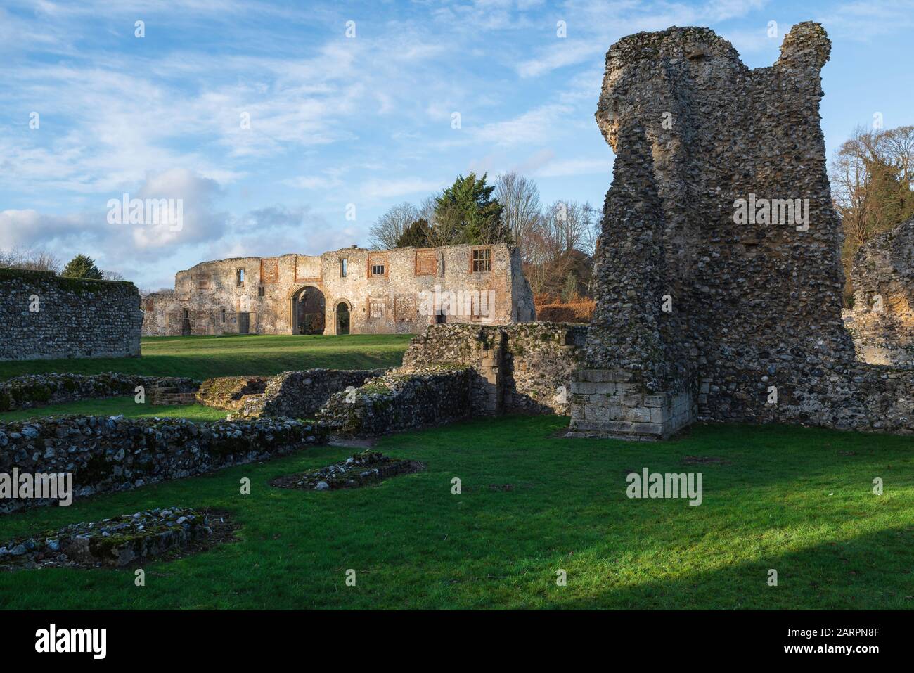 Thetford Priory, vista della casa medievale di Alloggi Precedenti fiancheggiata da rovine murarie del monastero di Cluniac, Thetford, Norfolk, Regno Unito Foto Stock