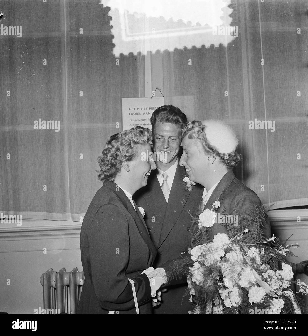 Matrimonio al Municipio di Amsterdam dove nuotatore Annie de Groot sposa Mister Smits. Sorella gemella Jannie si congratula con la sorella Data: 16 luglio 1953 luogo: Amsterdam, Noord-Holland Parole Chiave: Matrimoni, Town halles Nome personale: Groot, Annie de, Groot, Jannie de, Smits, Foto Stock
