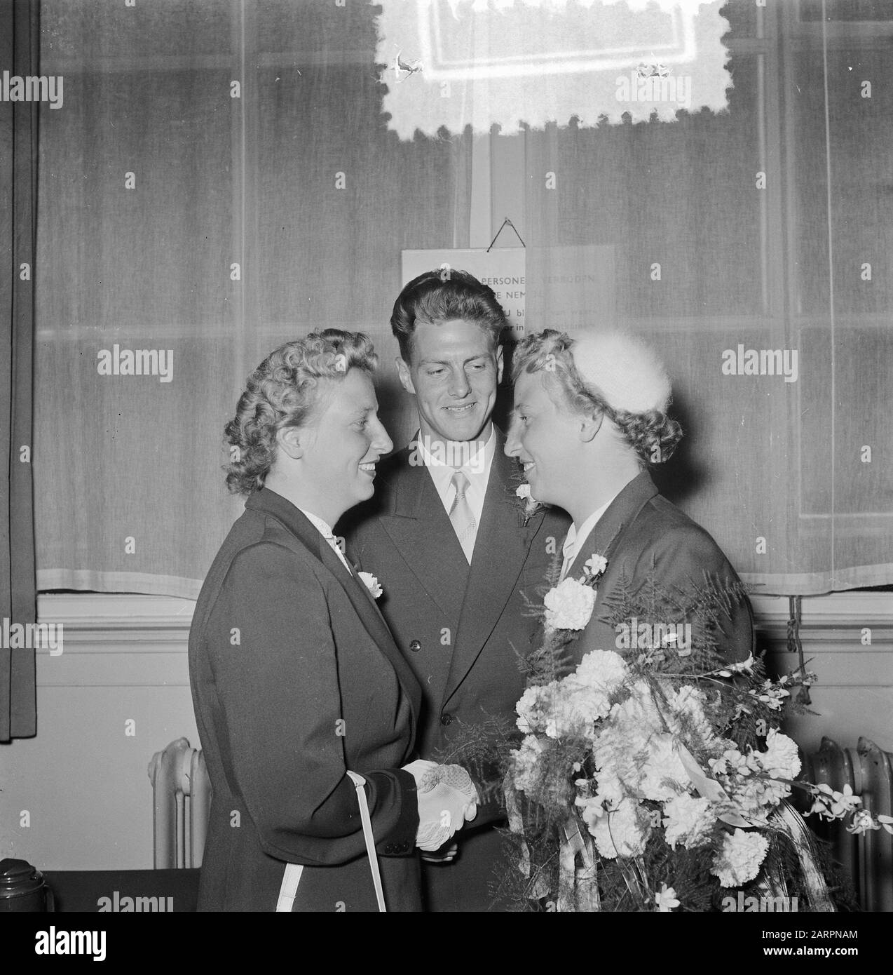 Matrimonio al Municipio di Amsterdam nuotatore Annie de Groot con MR. Smits Data: 16 Luglio 1953 Località: Amsterdam, Noord-Holland Parole Chiave: STADHOUSE, matrimoni Nome personale: MR. Smits, nuotatore Annie de Groot Foto Stock