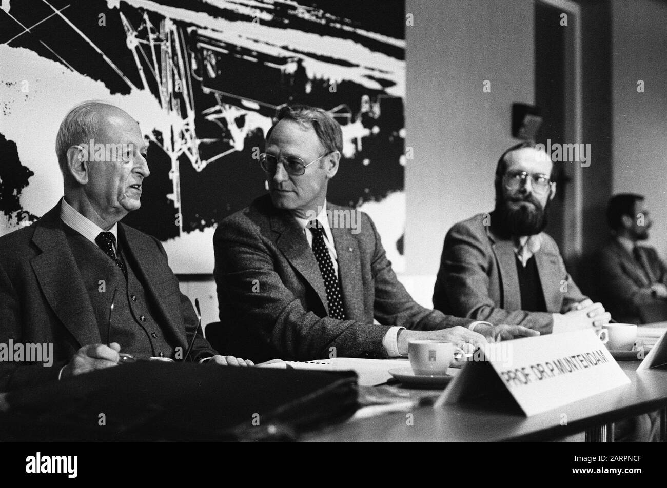 Conferenza stampa natura a Nieuwspoort Den Haag V.L.N.R Prof. Muntendam, Bok (Intermed) e Aakster (natura verz.) Data: 29 Novembre 1979 luogo: L'Aia, Zuid-Holland Parole Chiave: Medicina alternativa, professori, conferenze stampa, assicurazioni Nome personale: Aakster, Cor, Bok, , Muntendam, Pieter Institutionname: Nieuwspoort Foto Stock