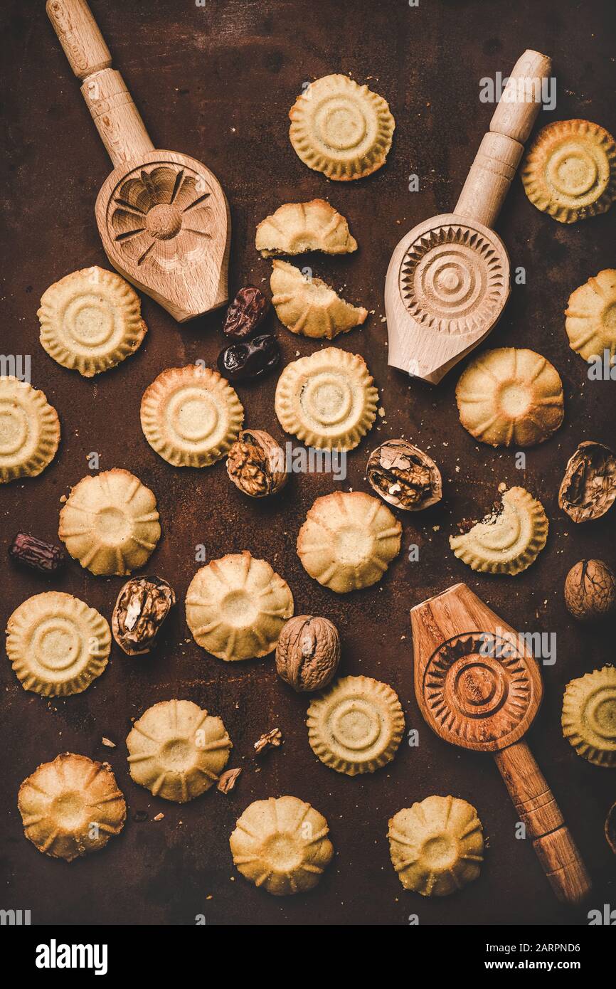 Piatto di biscotti tradizionali turchi di semola Hatay con ripieno di noce Foto Stock