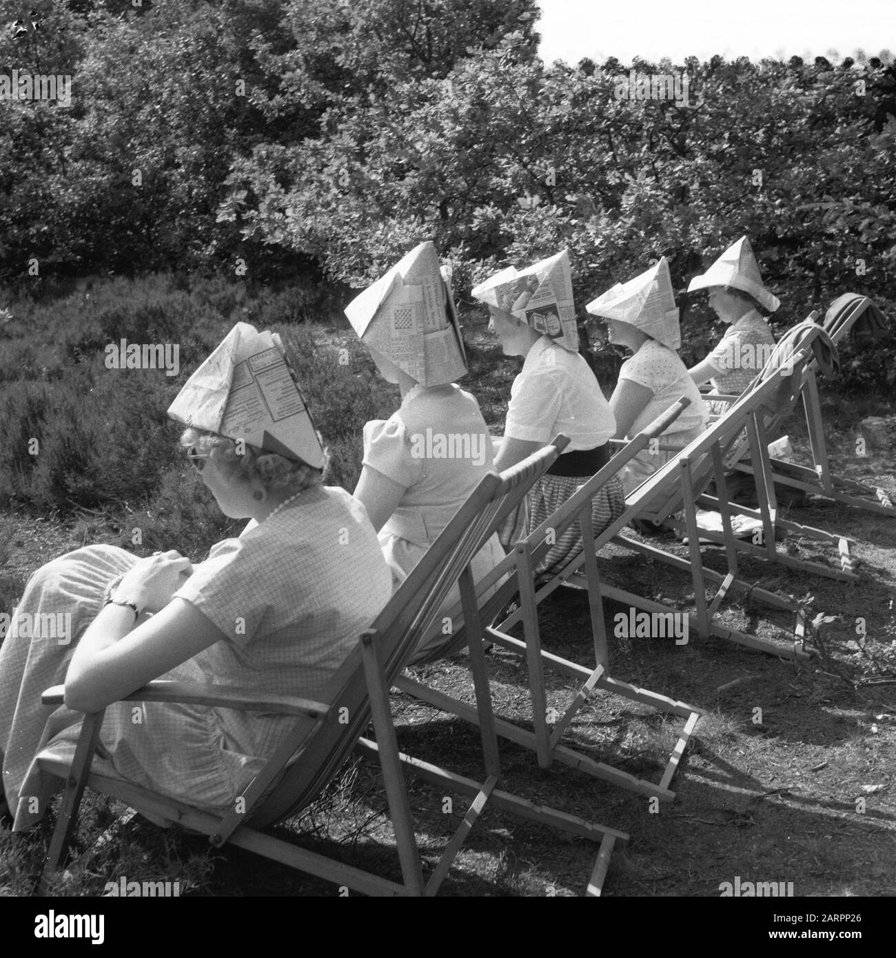 Finalmente estate Signore con cappelli di carta Data: 4 agosto 1954 Parole Chiave: Cappelli, ESTATE Foto Stock