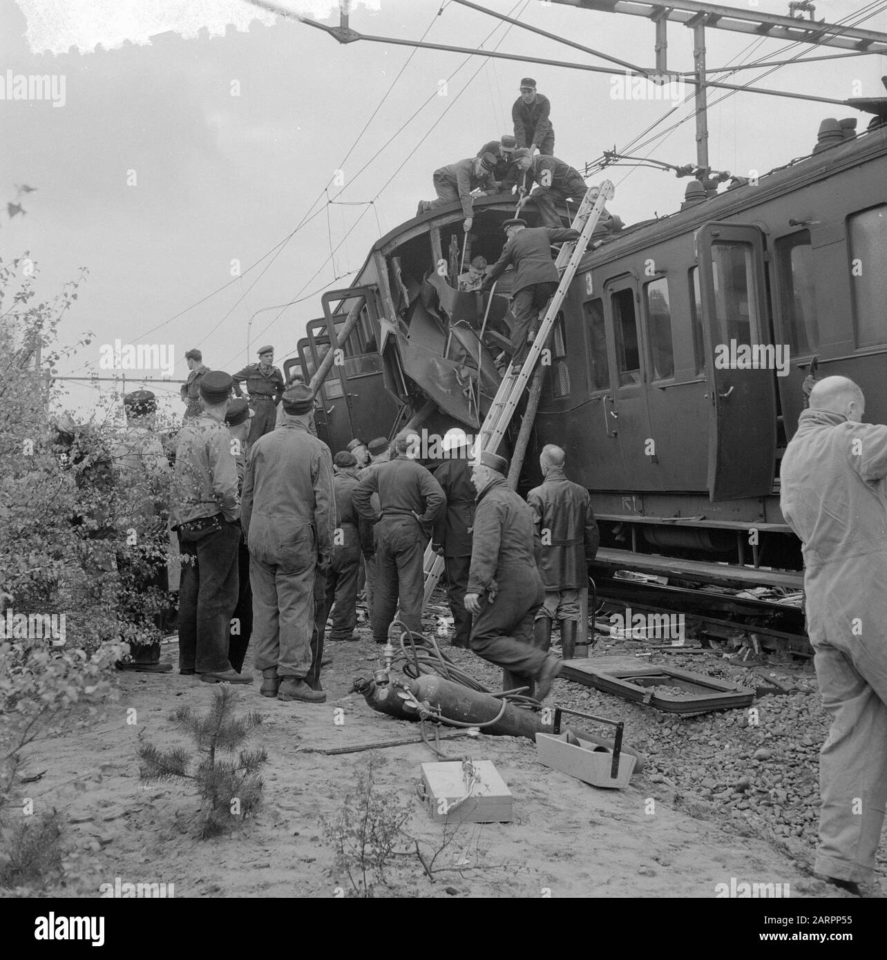 Treno militare Trainramp vicino Oldebroek. Ad eccezione della locomotiva, tutti e tredici i carri non erano rintracciati. Due soldati di coscopione, entrambi dell'Aia, sono stati uccisi. Data: 7 maggio 1955 Località: Oldebroek Parole Chiave: Militare, incidenti, ferrovie, treni Foto Stock