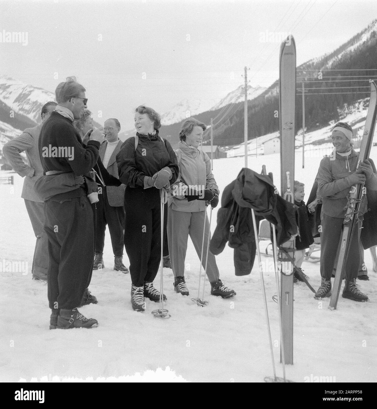 Stay Queen Juliana, Prince Bernhard e Princess Beatrix in the Tyrolean Sankt Anton /Klosters Data: 8 aprile 1955 posizione: Austria, Sankt Anton am Arlberg Parole Chiave: Famiglia reale, sport invernali Nome personale: Juliana (queen Netherlands) Foto Stock