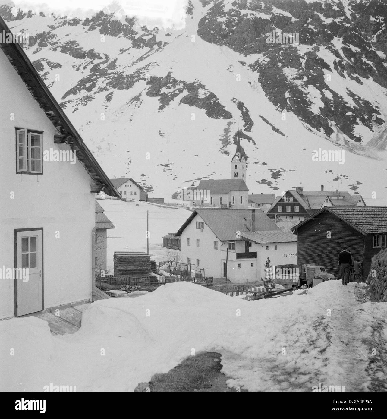 Stay queen Juliana, Prince Bernhard e Princess Beatrix in Tiroler Sankt Anton /Klosters Data: 8 aprile 1955 posizione: Austria, Sankt Anton am Arlberg Parole Chiave: Villages, sport invernali Nome personale: Juliana (queen Netherlands) Foto Stock