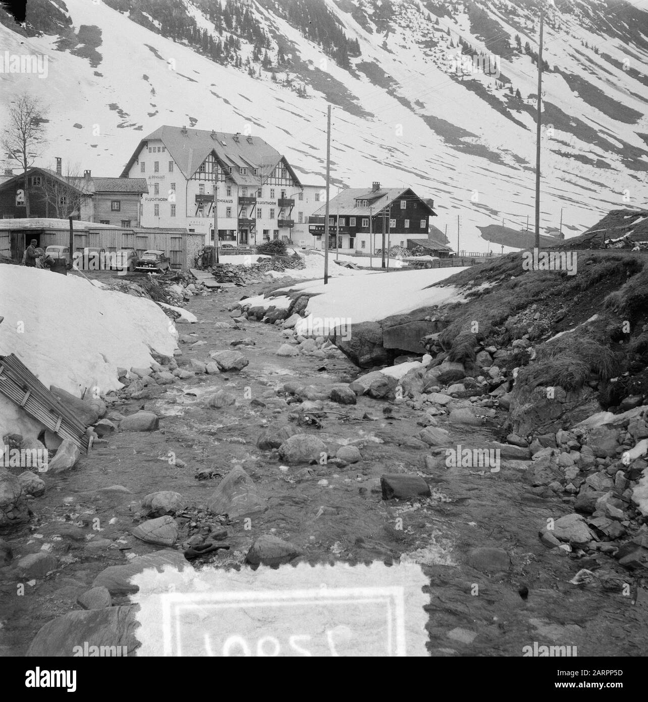 Stay Queen Juliana and Prince Bernhard and Princess Beatrix in the Tiroler Sankt Anton /Klosters Date: 8 April 1955 Location: Austria, Sankt Anton am Arlberg Keywords: Villages, winter sports Nome personale: Juliana (queen Netherlands) Foto Stock
