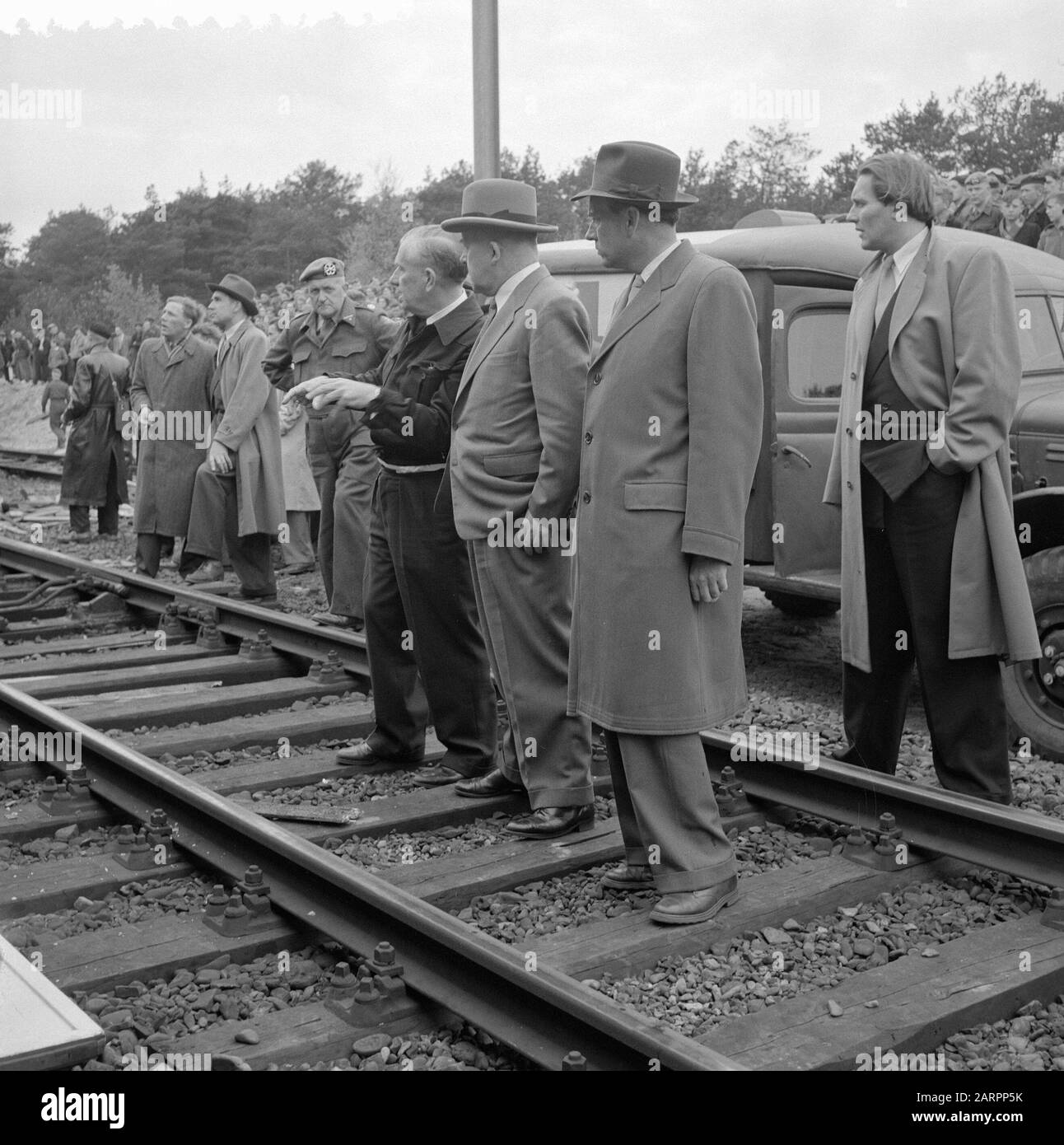 Treno militare Trainramp vicino Oldebroek. Ad eccezione della locomotiva, tutti e tredici i carri non erano rintracciati. Due soldati di coscopione, entrambi dell'Aia, sono stati uccisi. Data: 7 maggio 1955 Località: Oldebroek Parole Chiave: Militare, incidenti, ferrovie, treni Foto Stock