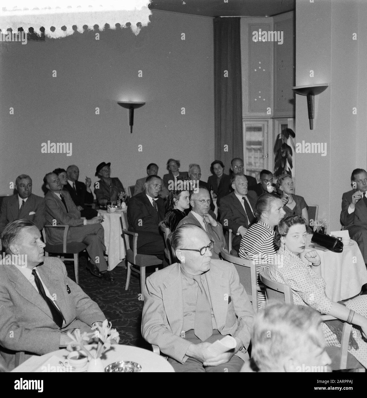 Meeting Pewter Figure, Carlton Data: 4 Giugno 1955 Parole Chiave: Pewter Figure, Meeting Nome Della Persona: Carlton Foto Stock