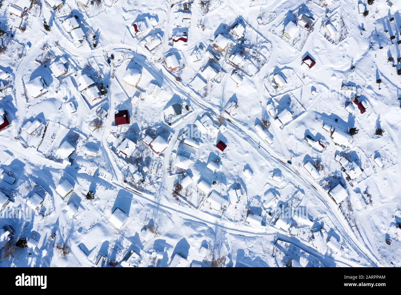 Case coperte di neve in un piccolo villaggio in montagna Taurus in inverno Foto Stock