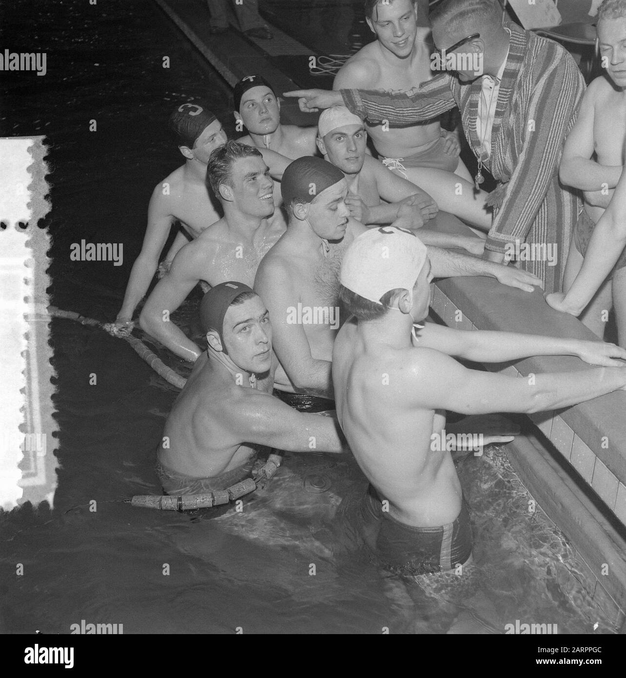 Water polo team treni per Giochi Olimpici in Sportfondsenband Amsterdam Data: 5 Novembre 1955 posizione: Amsterdam, Noord-Holland Parole Chiave: Pallanuoto squadre Foto Stock