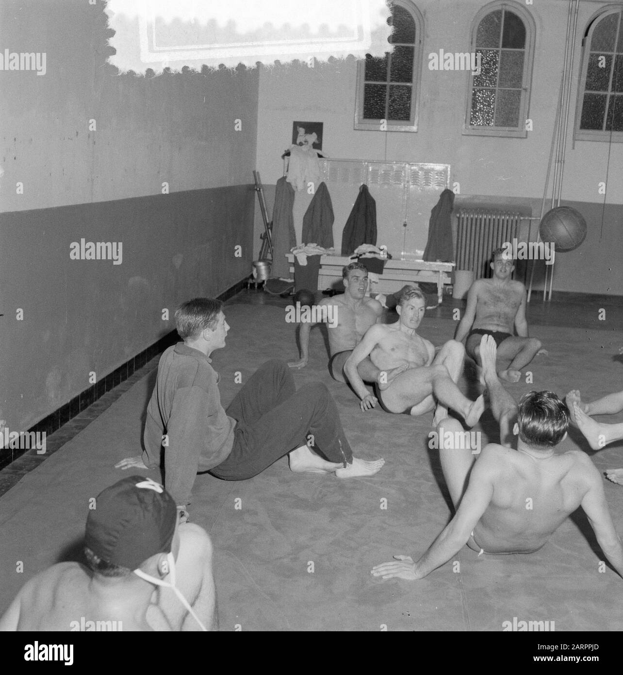 Water polo team treni per Giochi Olimpici in Sportfondsenband Amsterdam Data: 5 Novembre 1955 posizione: Amsterdam, Noord-Holland Parole Chiave: Pallanuoto squadre Foto Stock