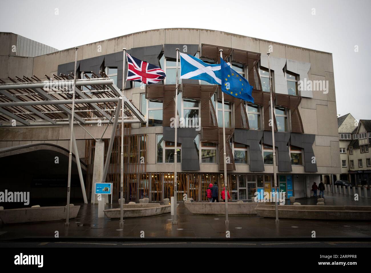 La bandiera dell'Unione, Il Salstire e la bandiera dell'Unione europea volano fuori dal Parlamento scozzese di Edimburgo. Oggi gli MSP votano sul fatto che la bandiera dell’UE debba volare al di fuori dell’edificio del Parlamento scozzese a Edimburgo dopo la giornata della Brexit di venerdì 31 gennaio. Foto Stock
