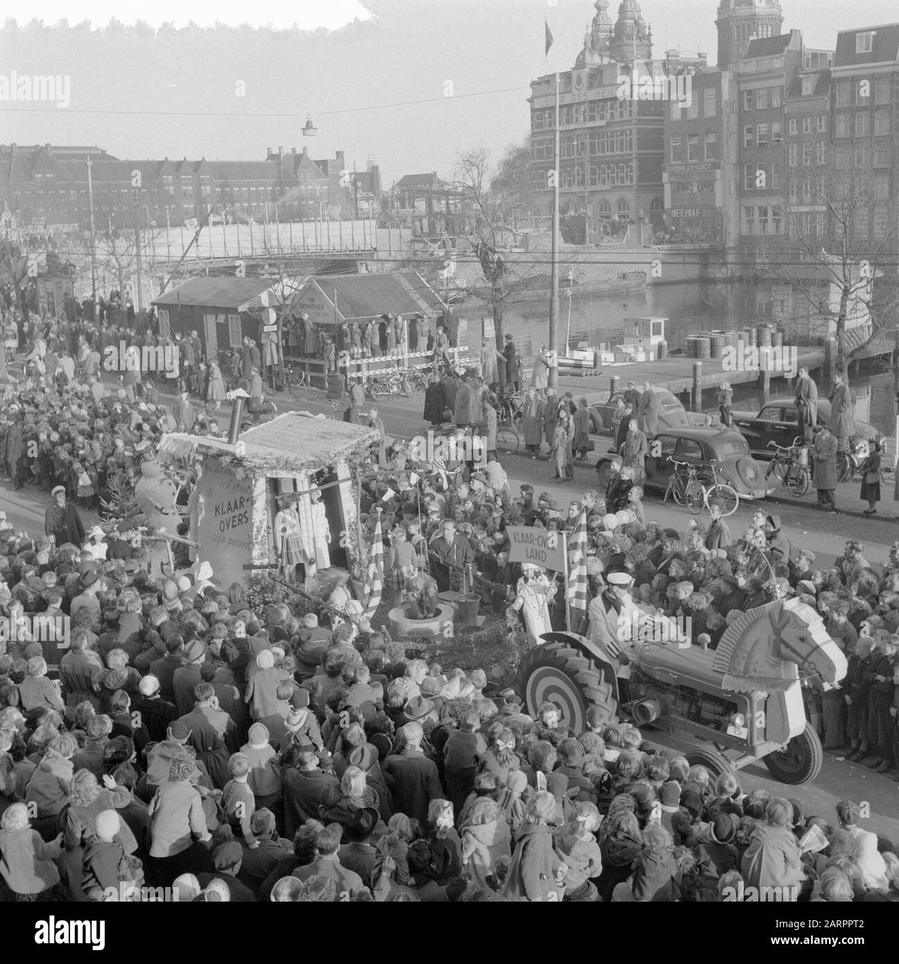 Marquetcars all'ingresso di Saint Nicholas in Amsterdam Auto della polizia stradale di Amsterdam KRead-Over-Land Data: 19 Novembre 1955 posizione: Amsterdam, Noord-Holland Parole Chiave: Parades, galleggianti Foto Stock
