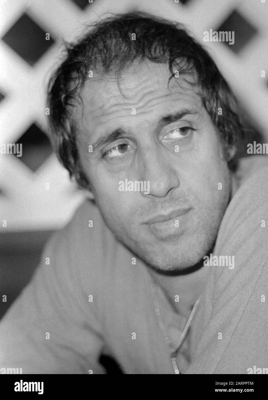 Adriano Celentano, italienischer Sänger und Schauspieler, in einem italienischen Restaurant Hamburg, Deutschland um 1982. Cantante e attore italiano Adriano Celentano visita un ristorante italiano ad Amburgo, Germania intorno al 1982. Foto Stock