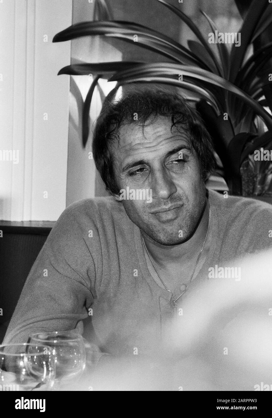 Adriano Celentano, italienischer Sänger und Schauspieler, in einem italienischen Restaurant Hamburg, Deutschland um 1982. Cantante e attore italiano Adriano Celentano visita un ristorante italiano ad Amburgo, Germania intorno al 1982. Foto Stock