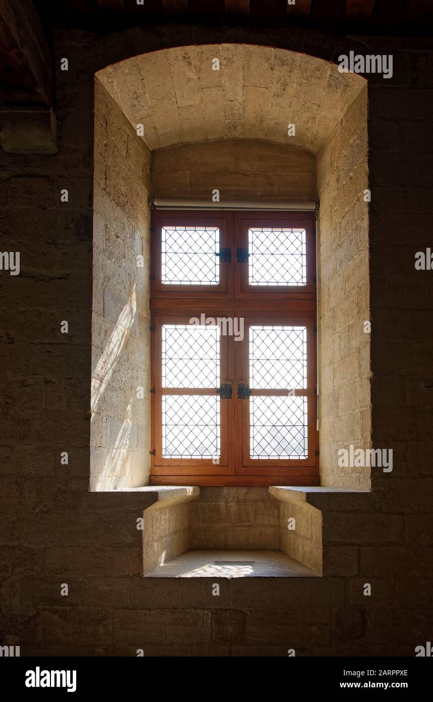 Palazzo dei Papi, finestra a incasso, vetrate, vecchio edificio in pietra, interni, Palais des Papes, 1335, sito UNESCO, Provenza, Avignone, Foto Stock