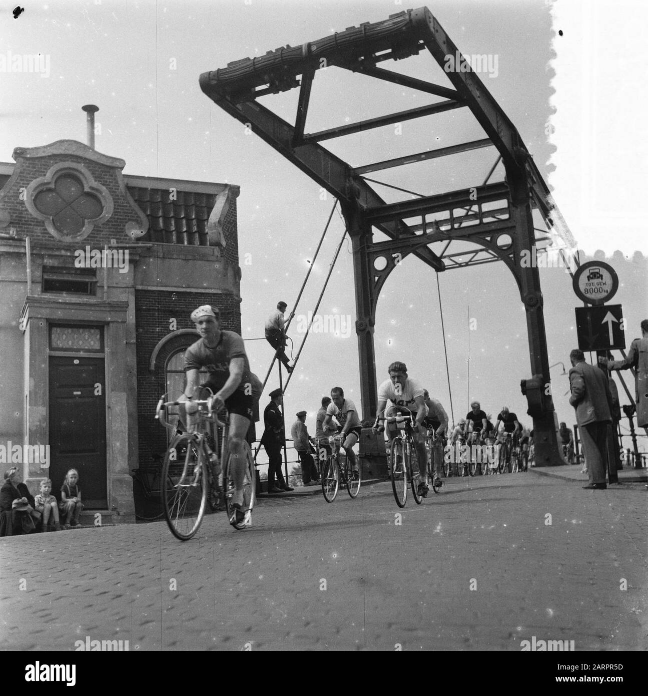 Continua terza tappa Tour dei Paesi Bassi Data: 8 agosto 1956 Parole Chiave: Ciclisti Foto Stock