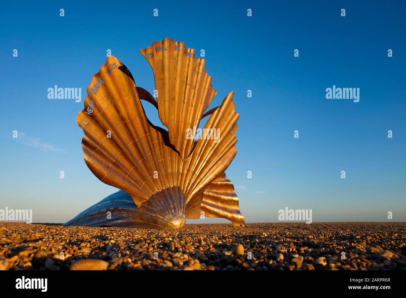 La scultura di Scallop ad Aldeburgh Beach, creata da Maggie Hambling. Aldeburgh, Suffolk. REGNO UNITO Foto Stock