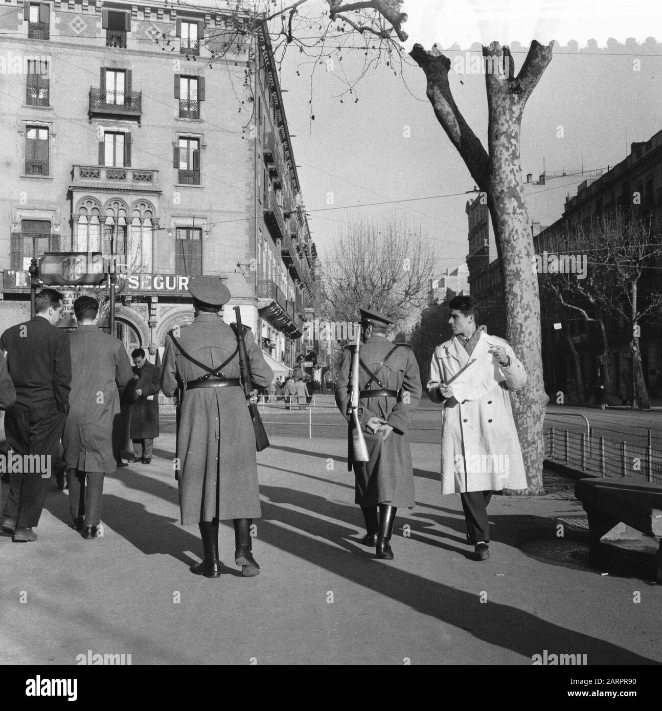 Sciopero del tram a Barcellona. Polizia in tram e città Data: 27 Gennaio 1957 Località: Barcellona Parole Chiave: Trasporti pubblici, scioperi, traffico Foto Stock
