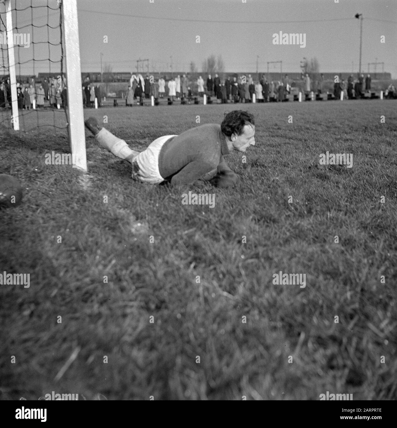 Tog-portiere in azione Data: 15 novembre 1947 Parole Chiave: Azioni, sport, calcio Foto Stock