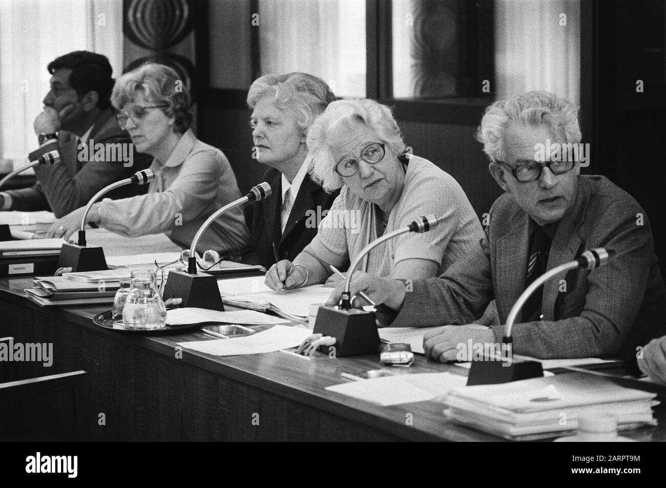 Seconda Sezione, Comitato Per La Politica Di Benessere Dei Giovani V.l.n.r. Segretari di Stato Wallis de Vries, Kraayeveld-Wouters, Veder-Smit, Haars e Chairman Bakker Data: 28 maggio 1979 Parole Chiave: Ministri, parlamentari, segretari di Stato, riunioni, presidenti Nome personale: Bakker, Marcus, Haars, Bert, Kraayeveld-Wouters, Jeltien, Veer-Smit, Els, Wallis de Vries, Gerard Foto Stock