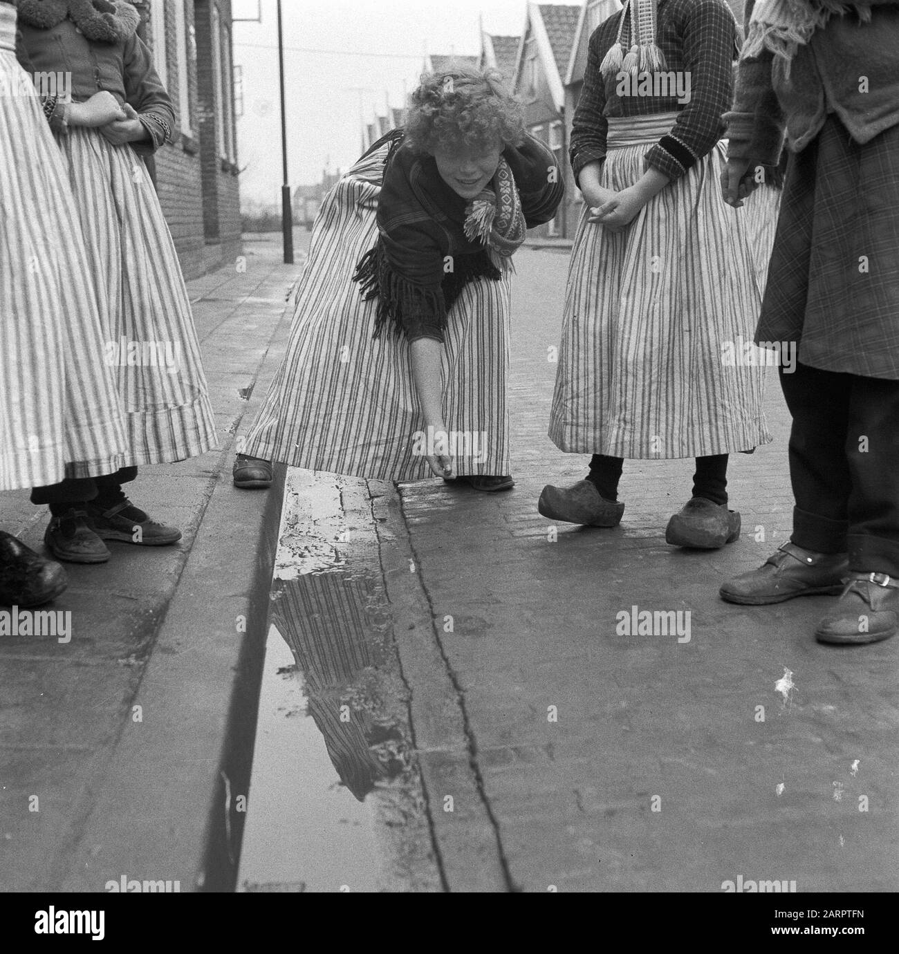 Serie Volendam Data: 8 Febbraio 1957 Località: Noord-Holland, Volendam Parole Chiave: Serie Foto Stock