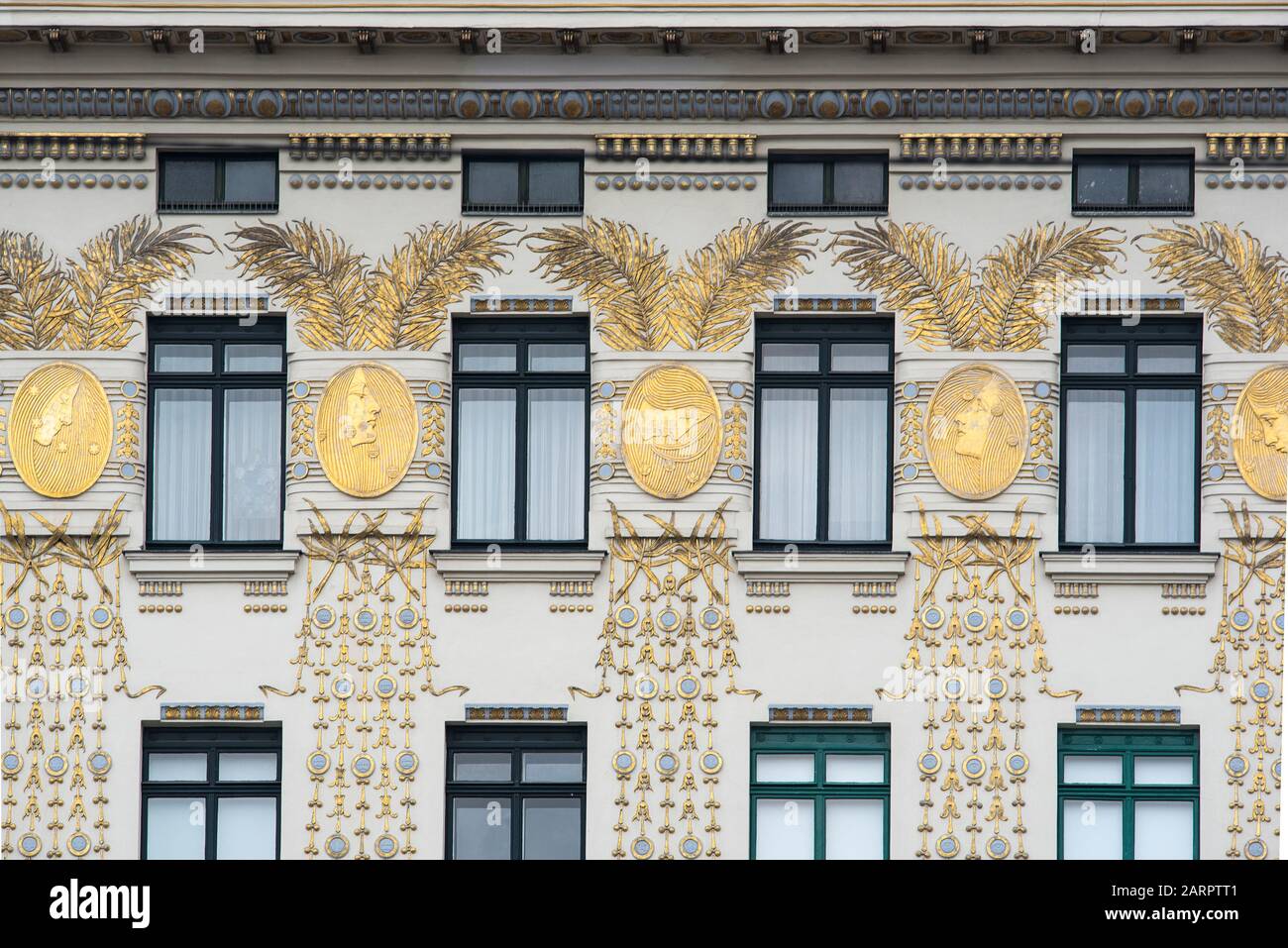 Vienna, Austria - 6 giugno 2019; Dettaglio della casa di Muse di Wagner progettata da otto Wagner, con ricco ornamento dorato progettato da Koloman Moser an Foto Stock