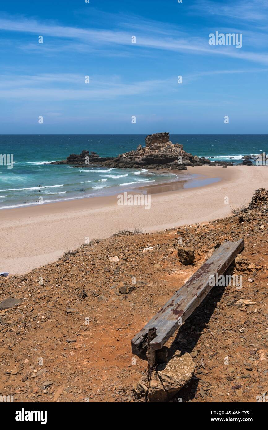 Panchina abbandonata a Spiaggia in Portogallo Praia de vale Figueira Foto Stock