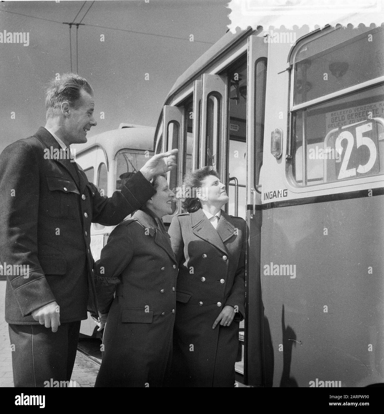 Indicatori di direzione in linea 25 Data: 7 maggio 1957 Parole Chiave: Collegamenti Foto Stock