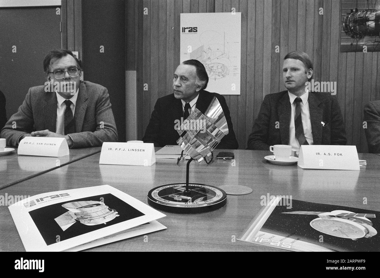 Conferenza stampa in occasione del lancio del satellite astronomico rosso a Delft V.L.n.r. Van Duinen (direttore dello spazio Fokker), Linssen (direttore dell'Istituto olandese per lo sviluppo e lo spazio aereo (NIVR) e IR Fok (IRAS-NL). In primo piano un modello di IRAS Data: 17 Gennaio 1983 luogo: Delft, Zuid-Holland Parole Chiave: Infrarosso, viaggio spaziale, modelli in scala Nome Persona: Dunes, Reinder van, Fok, A.S., Linssen, P.F.J. Foto Stock