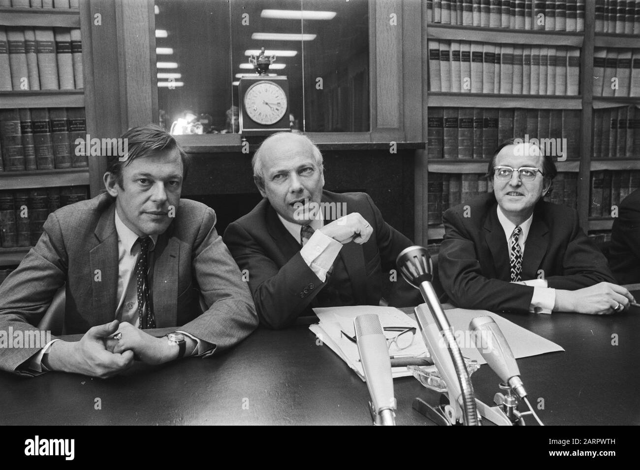 PvdA, PPR e D66 presentano il cabinet ombra nella costruzione del V.l.n.r. Van Mierlo (D66), Den Uyl (PvdA) e Aardden (PPR) Data: 16 aprile 1971 luogo: L'Aia, Zuid-Holland Parole Chiave: Incontri, parlamentari Nome personale: Earden, Jacques, Mierlo, Hans van, Uyl, Joop den Foto Stock