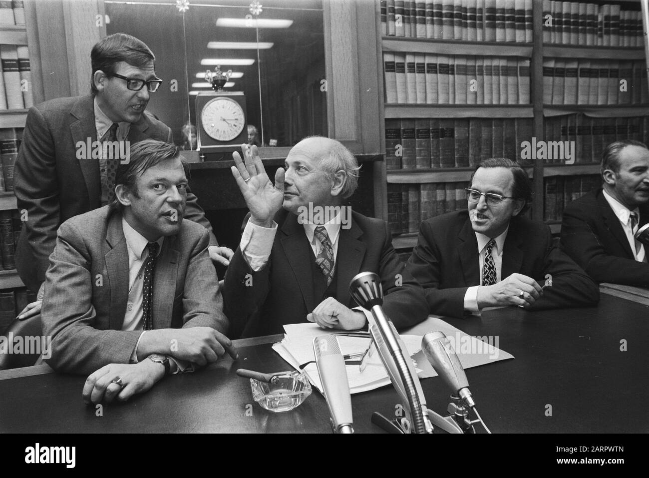 PvdA, PPR e D66 presentano il cabinet ombra nella costruzione del V.l.n.r. Van Mierlo (D66), Den Uyl (PvdA), Earden (PPR) Data: 16 aprile 1971 luogo: L'Aia, Zuid-Holland Parole Chiave: Incontri, parlamentari Nome personale: Earden, Jacques, Mierlo, Hans van, Uyl, Joop den Foto Stock