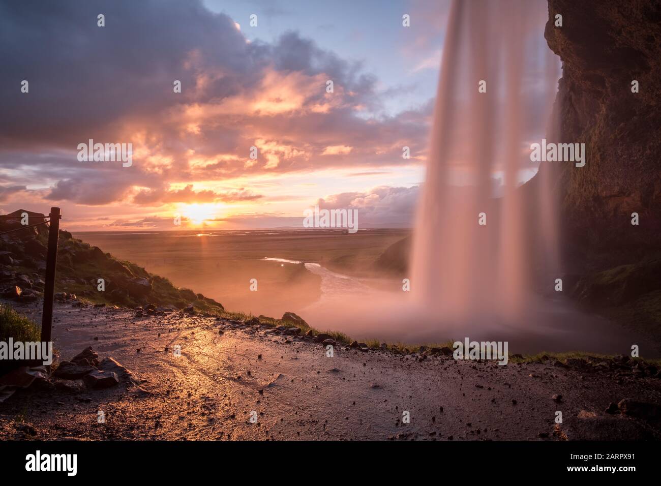 Pittoresca foto al tramonto scattata da Seljalandsfoss Water in Islanda da un turista americano Foto Stock