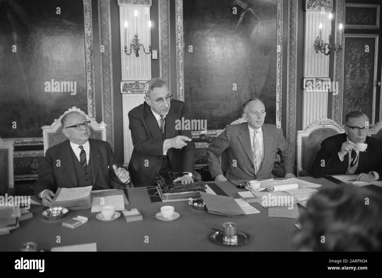 Ultima sessione di gabinetto all'Aia del primo periodo di Cabinet-de Quay, il 25 dicembre 1960 casi dovuti alla crisi di costruzione V.L.N.R.: Vice primo Ministro e Ministro Korthals (Gestione dei trasporti e Dell'Acqua), primo Ministro De Quay e Ministro Beerman (Giustizia) Data: 23 dicembre 1960 Località: Den Haag, Zuid-Holland Parole Chiave: Riunioni del gabinetto, ministri, primi ministri, governi, crisi del governo Nome personale: Beerman, A.C., Korthals, H.A., Quay, J.E. de Foto Stock